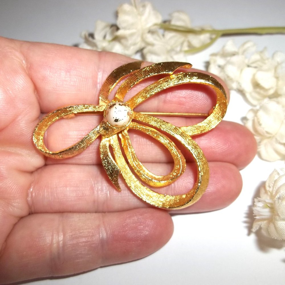 Vintage Bow Brooch with Faux White Pearl Center Pin Retro Costume Jewelry C424 - Picture 6 of 6